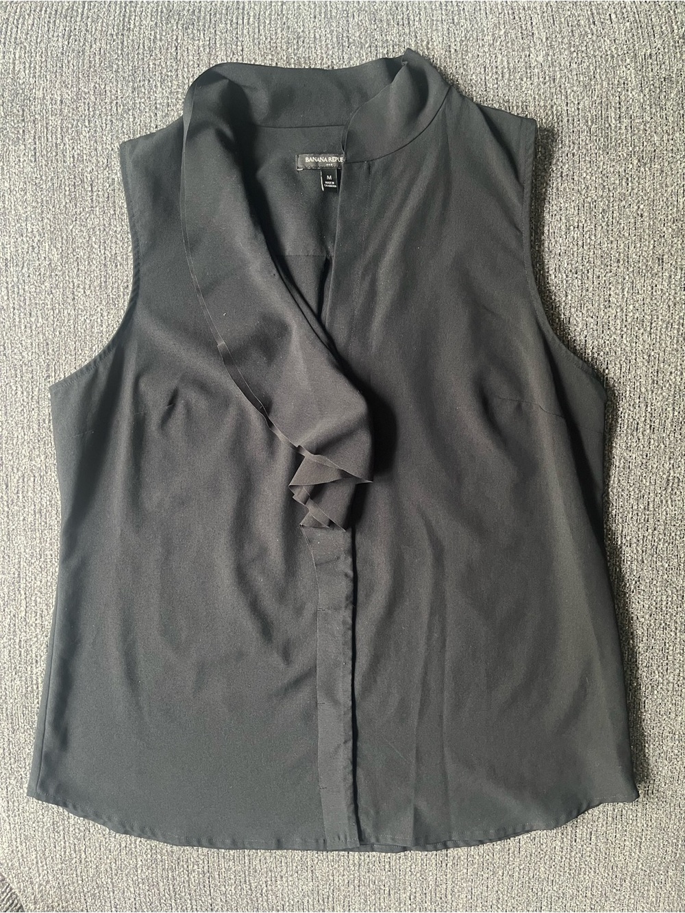 Banana Republic Black Sleeveless V Neck Ruffle Blouse Business Casual Office